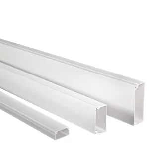 Canaleta de pared de plástico marca Satra, utilizada para organizar y proteger cables eléctricos o de red en instalaciones interiores, montada sobre superficie de pared.