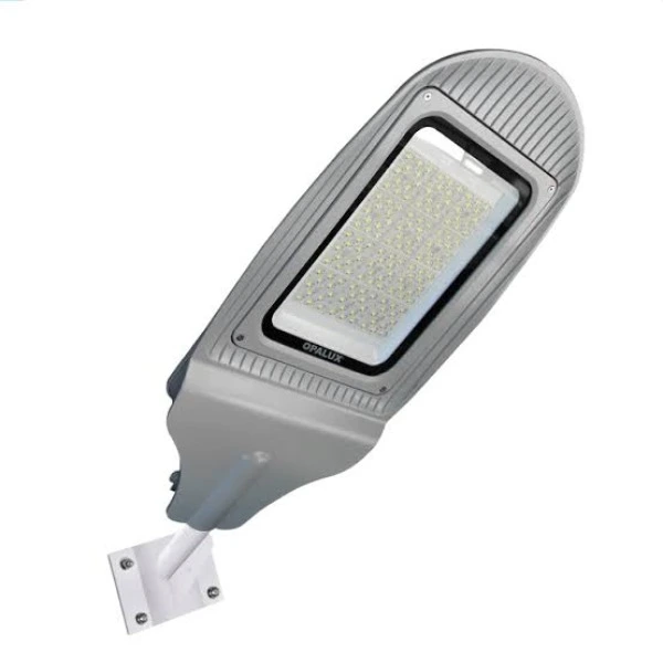 Luminaria LED Opalux de 150W con fotocelda integrada, flujo luminoso de 13500 lúmenes, luz blanca 6500K, protección IP65 y voltaje de operación 185-265V para alumbrado exterior.